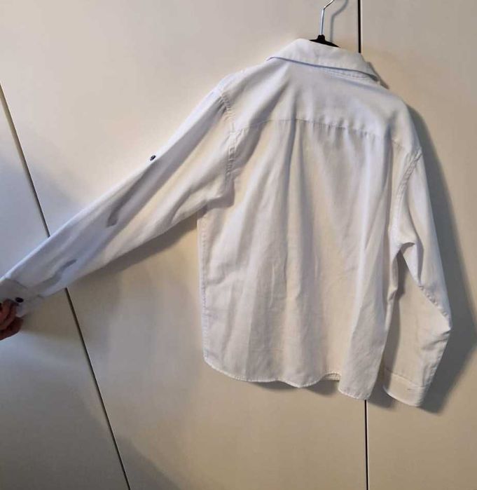 Koszula chłopięca biała z granatowymi wstawkami 152