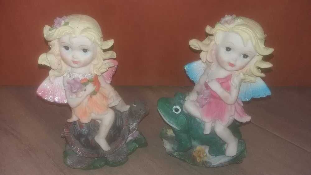 Figurki dziewczynek siedzących na żabie i żółwiu