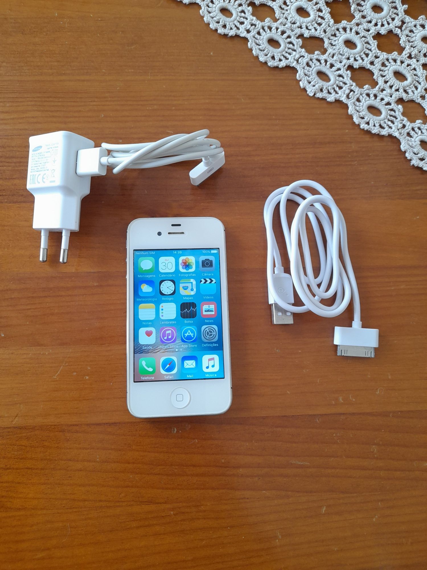 Iphone 4 com carregador novo