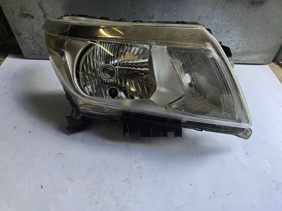 lampa przód Nissan Navara IV D23