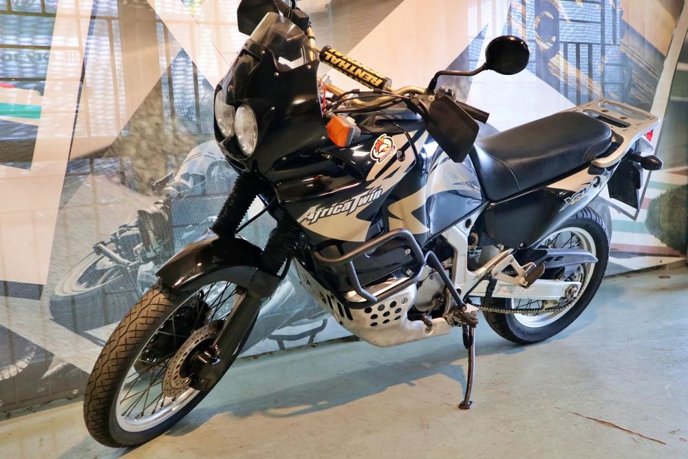 Honda XRV Honda Africa Twin 750 Armed Bike Warszawa Film