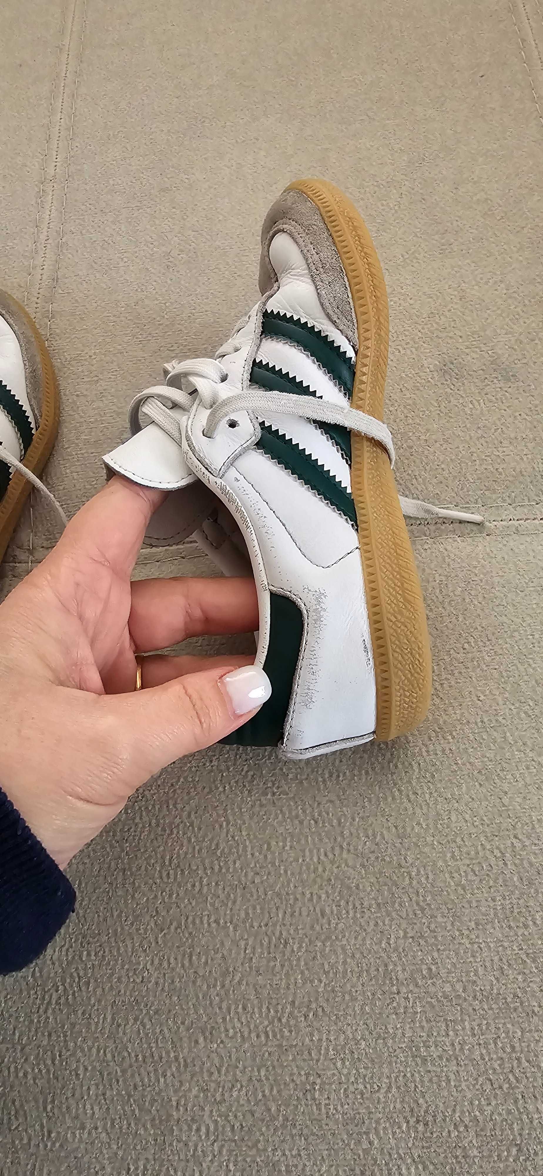 Sapatilhas de criança Adidas Samba com poucas marcas de uso.