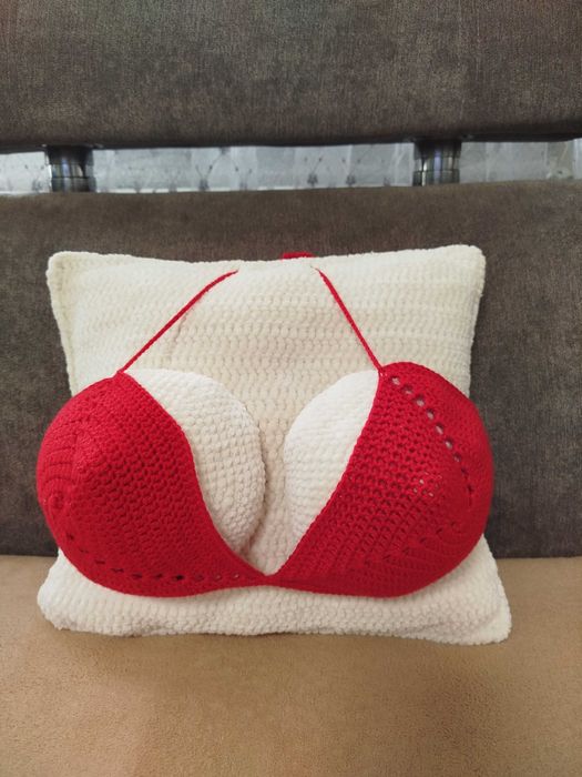 В'язана подушка.