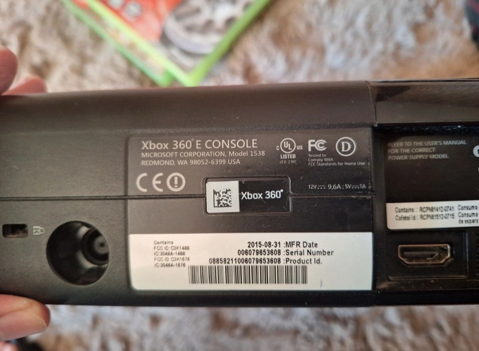 Konsola Xbox 360 E 500gb + pad, kable i dwie gry
