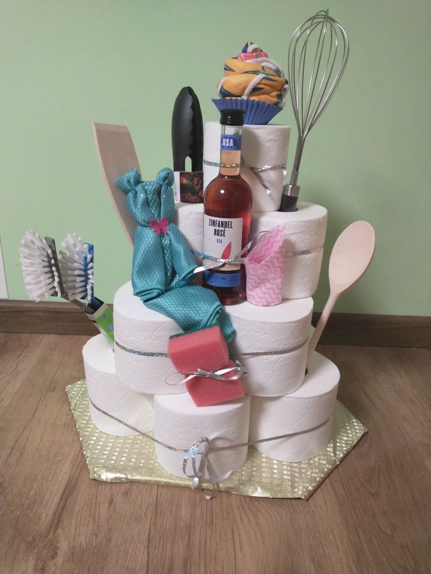 Tort z papieru i przyborów kuchennych prezent na parapetówkę