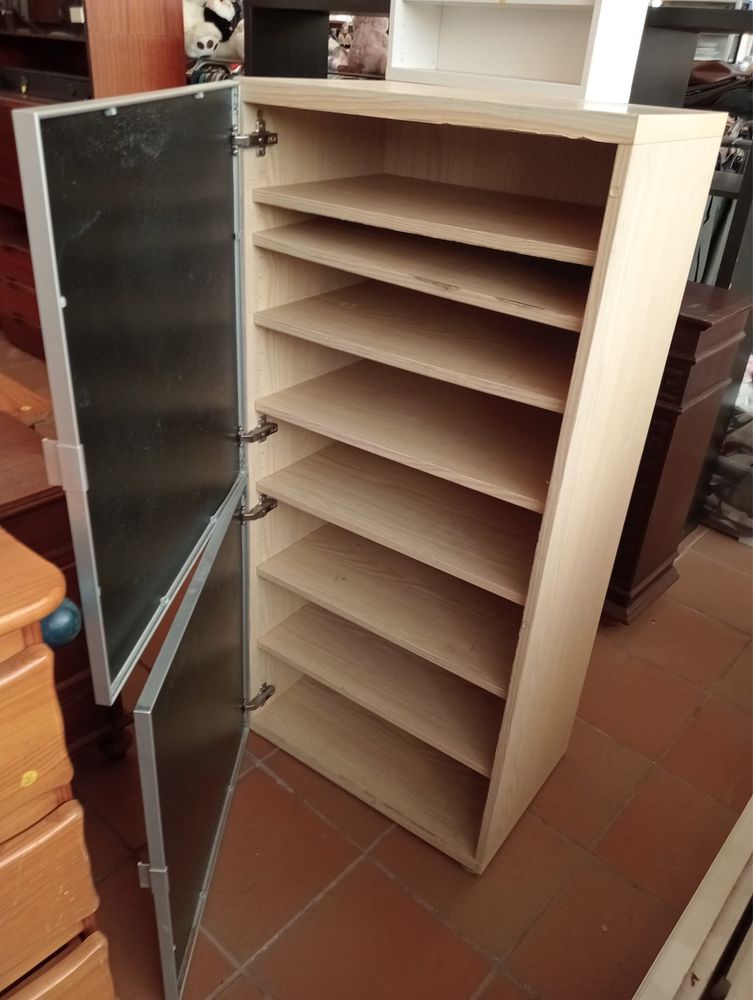 Sapateira em madeira com portas