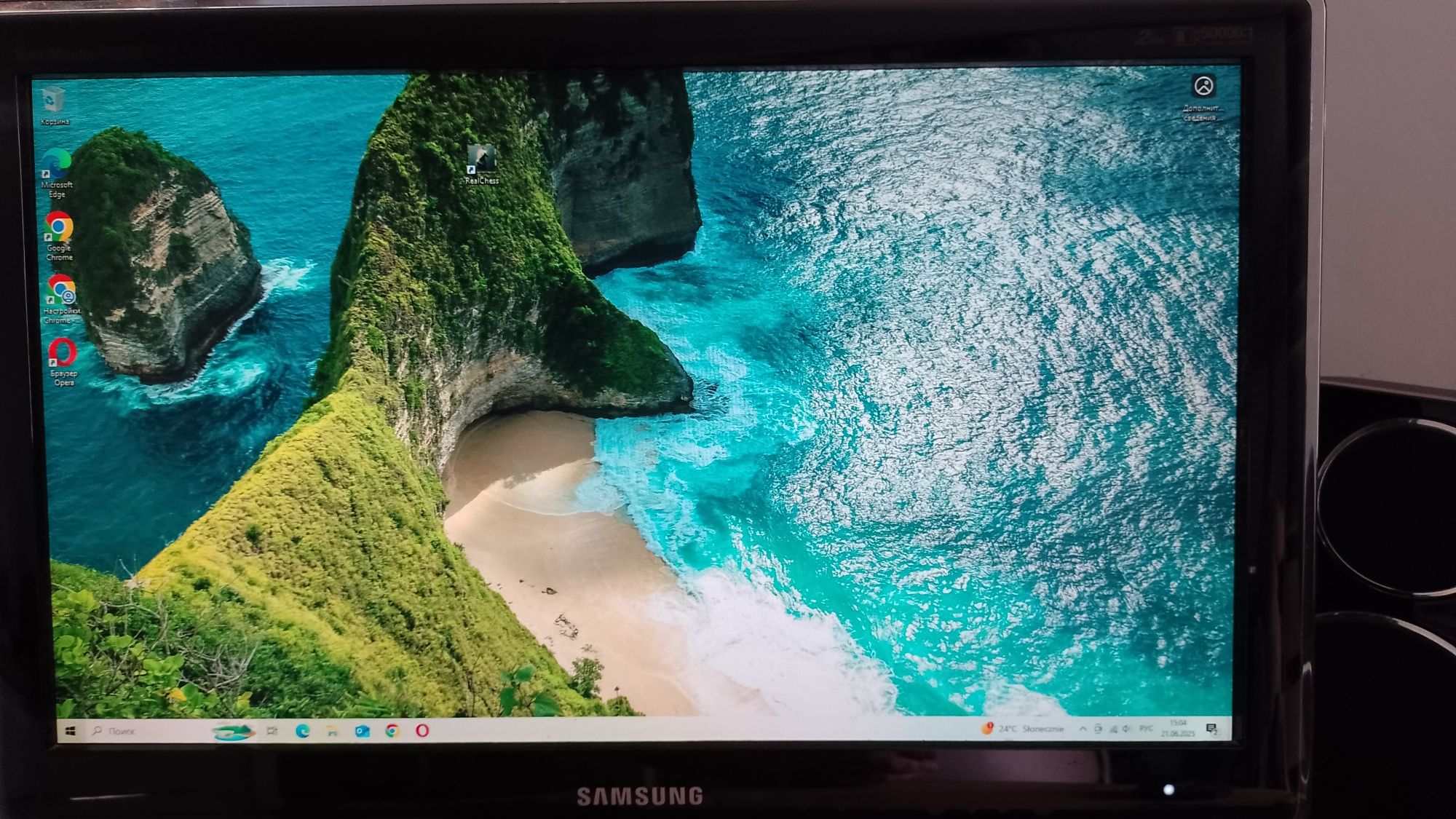 Komputer z monitorem