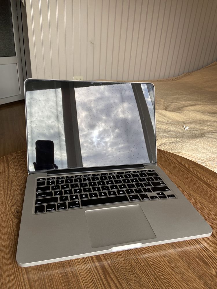 MacBook Pro 13’ 2015 (i7, 16gb, 1tb).