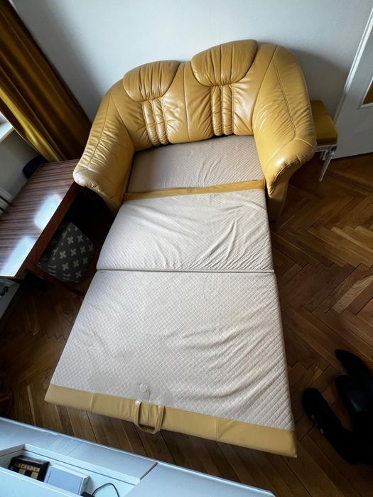 Sofa dwu osobowa rozkładana  skóra naturalna.