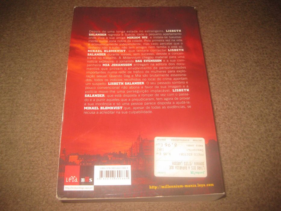 Livro "A Rapariga Que Sonhava Com Uma Lata De Gasolina E Um Fósforo"
