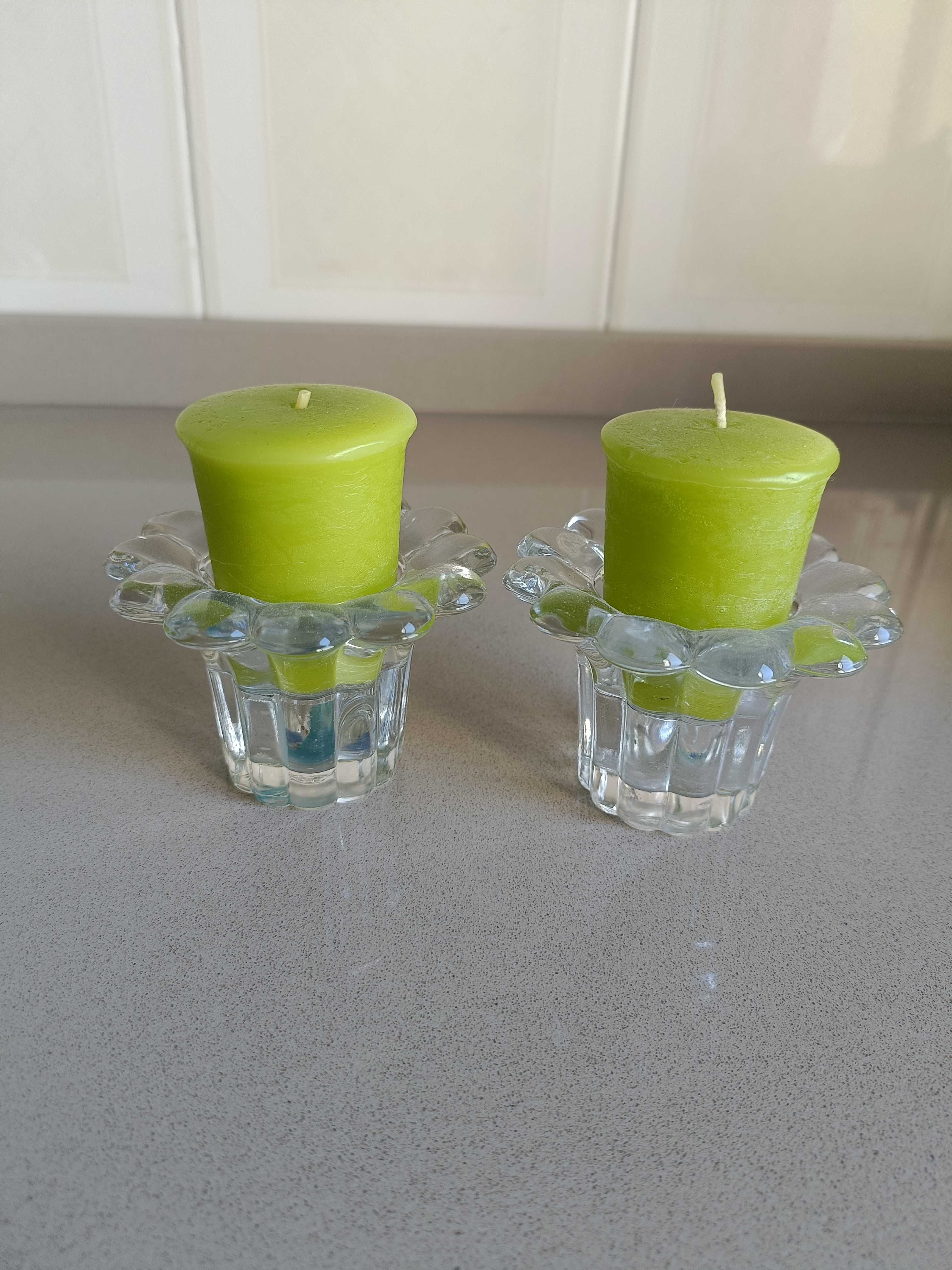 Par de castiçais de vidro em formato de flor, com velas incluídas