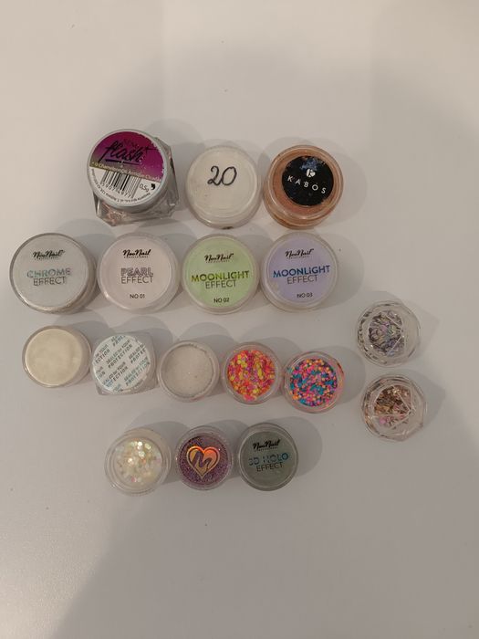 Zestaw pyłków i ozdób do paznokci