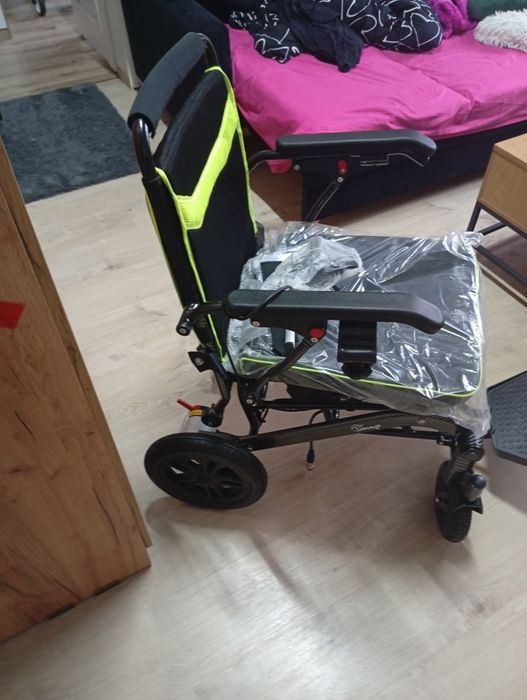 Sprzedam lekki wózek inwalidzki elektryczny