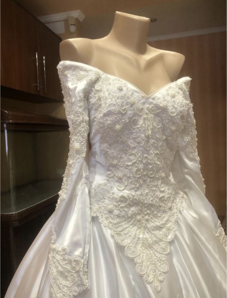 Вінтажна бальна весільна сукня розшита з шлейфом