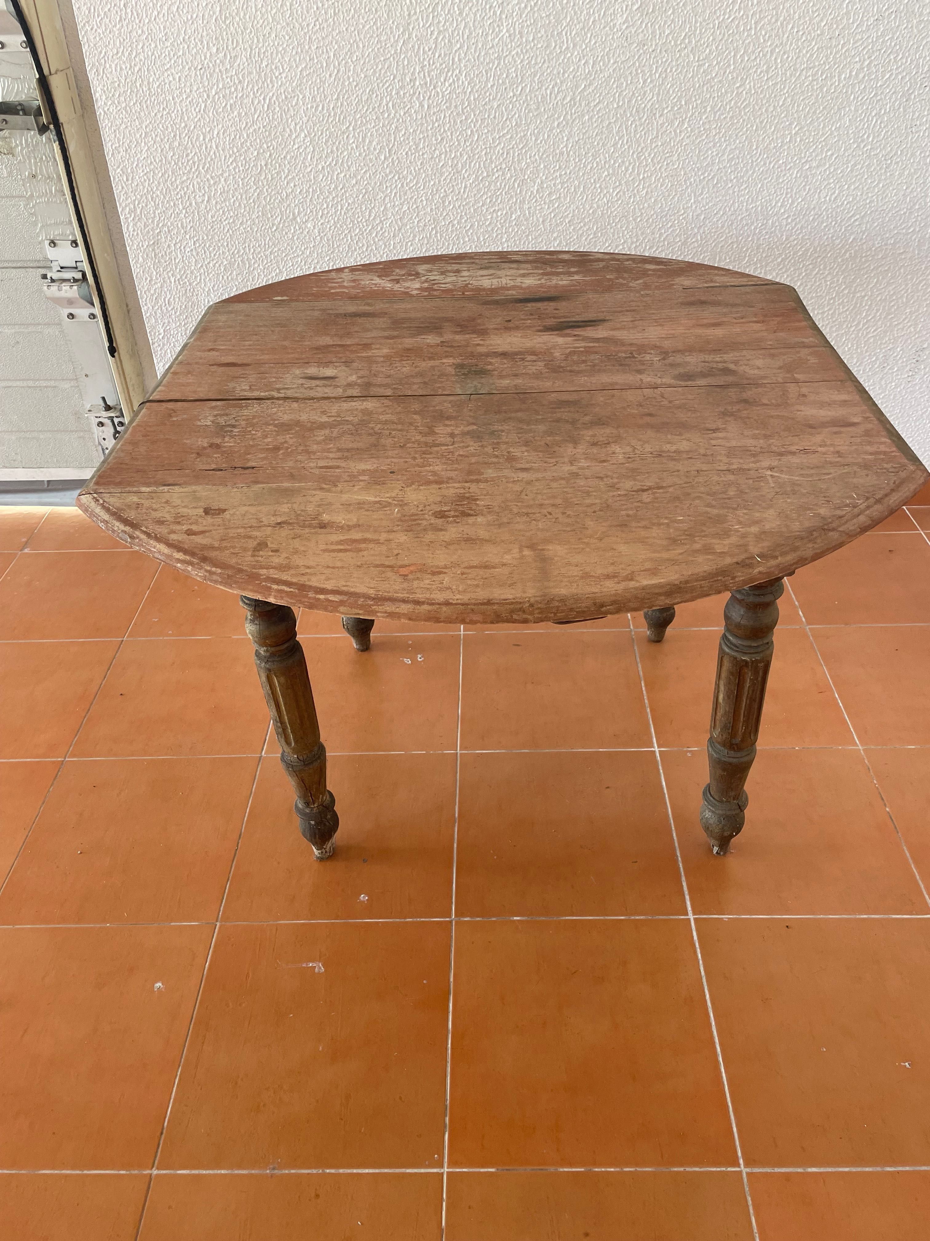 Mesa antiga com charme