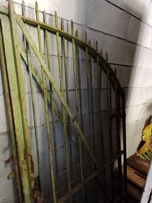 Vendo portão antigo de ferro com 2 m de comprimento x 1,60 dealtura