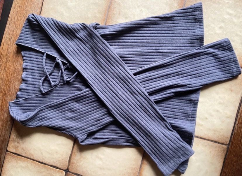 Szara koszulka z wiązaniami