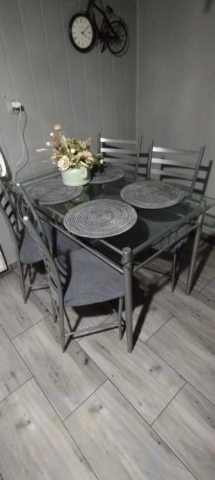 Stół szklany z krzesłami