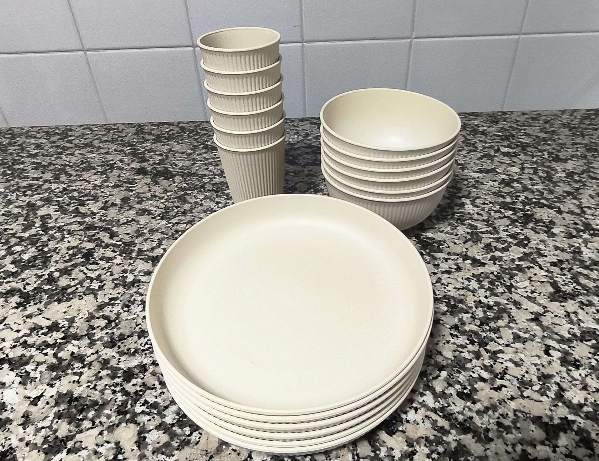 Conjunto campismo inquebrável 18 peças. ( Novo)