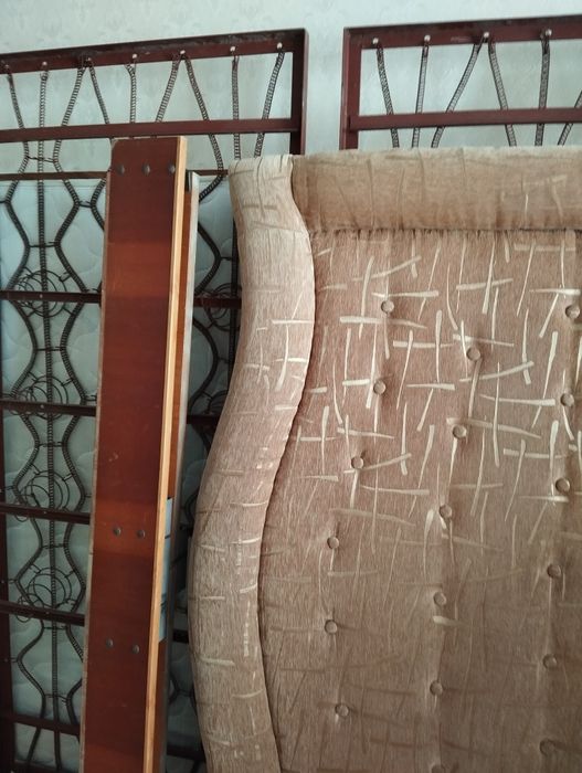 Ліжко двоспальне з матрасом у гарному стані ,