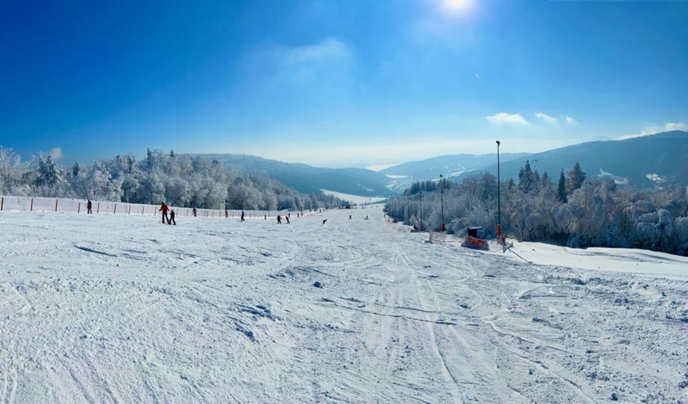 Noclegi ned jeziorem . Pokój z kuchnią, łazienką, blisko  Góra Żar.