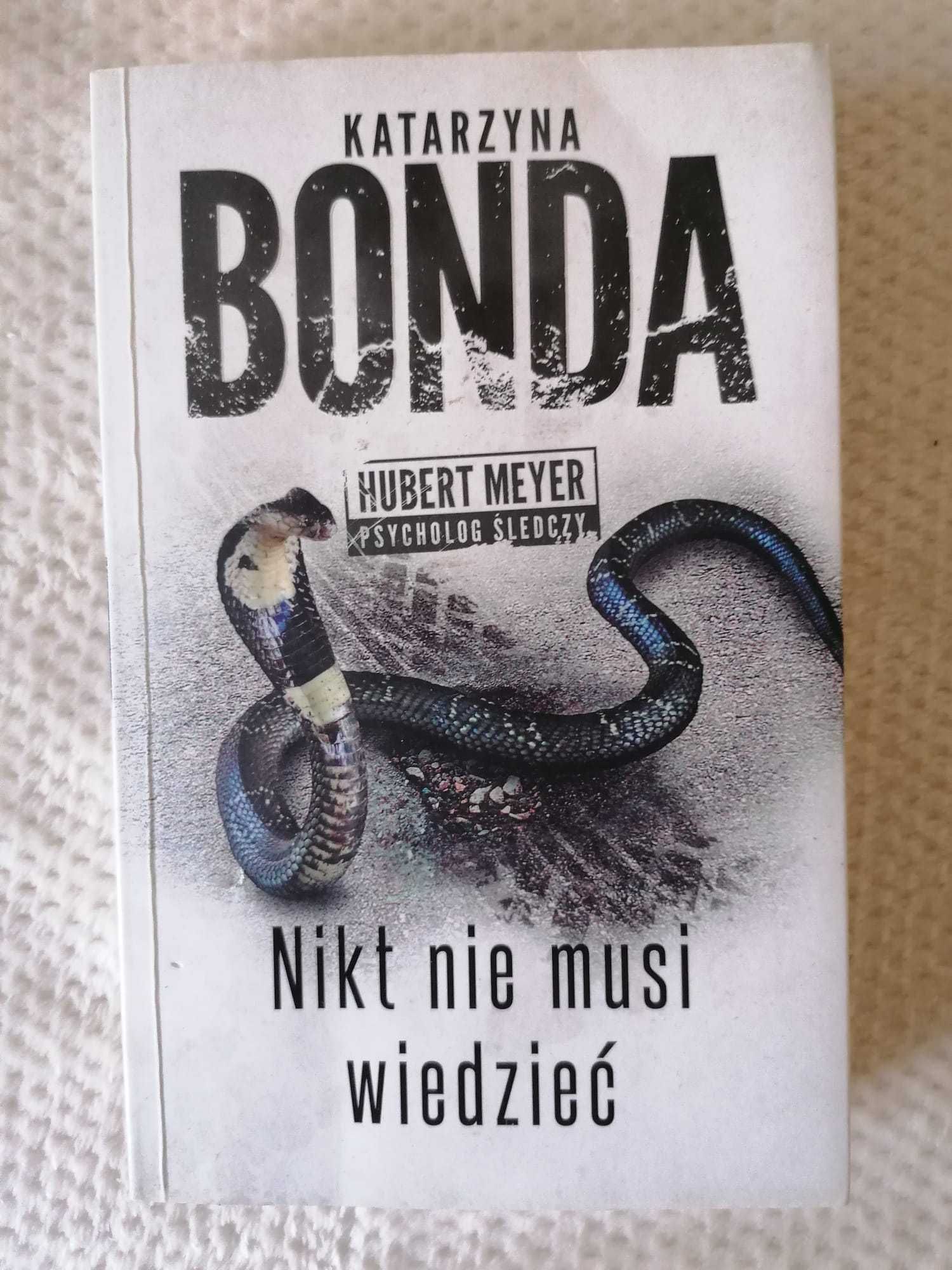 Katarzyna Bonda, zestaw, Pochłaniacz, Nikt nie musi wiedzieć, Lampiony