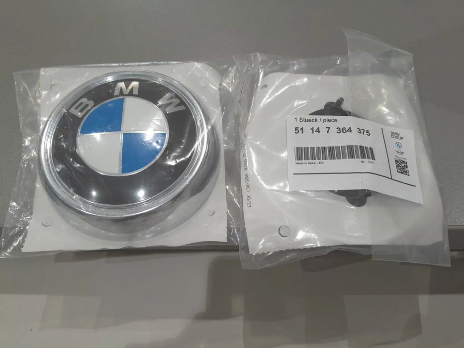 Emblemat klapy bagażnika BMW (nr 51147364375)