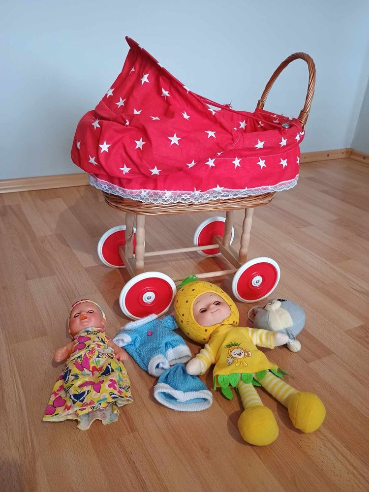 Wózek dziecięcy drewniany dla lalek. Lalki maskotka