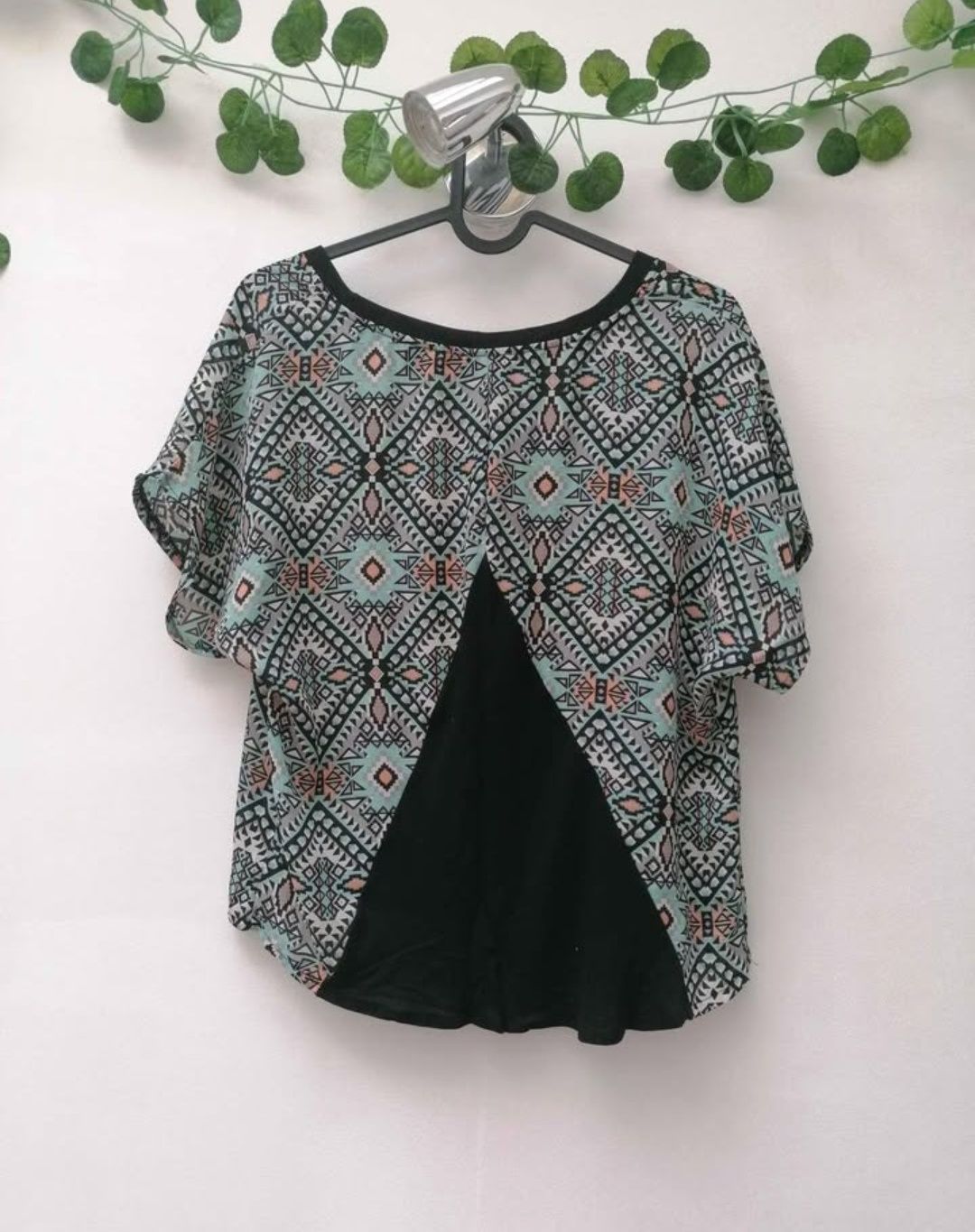 Blusa de Manga Curta com Padrão Geométrico
