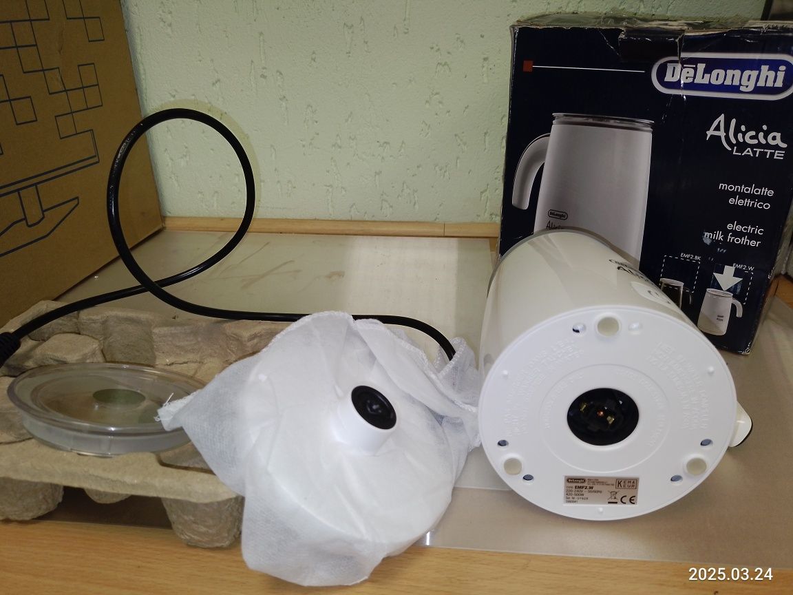 Спінювач молока DeLonghi EMF 2 W Alicia, капучінатор