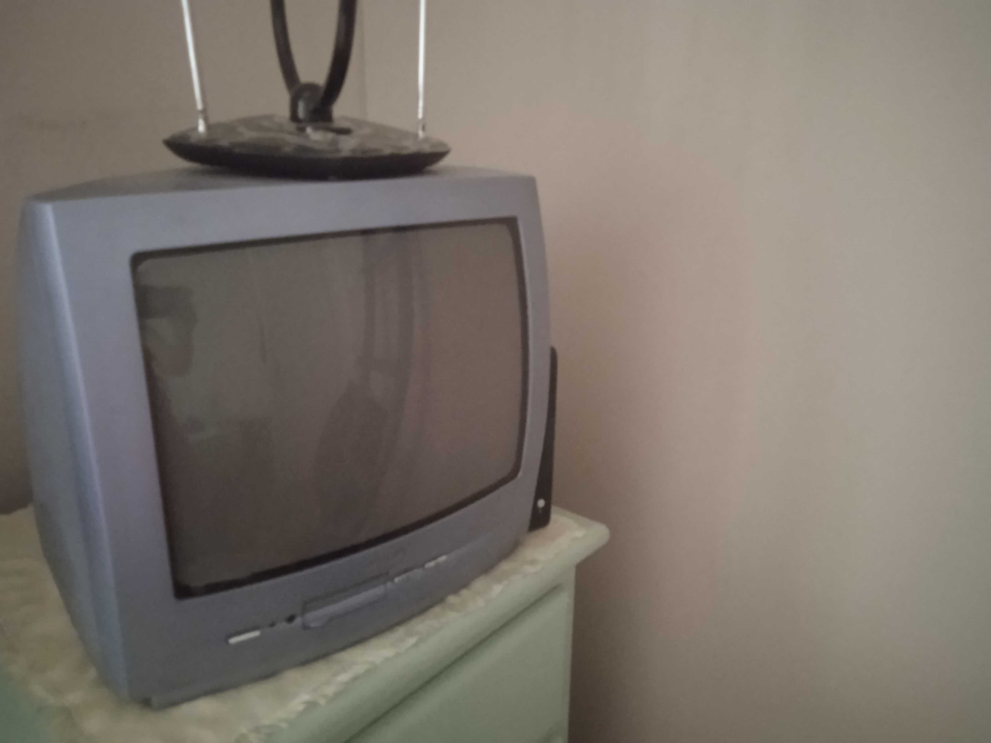TV antiga Philips a funcionar