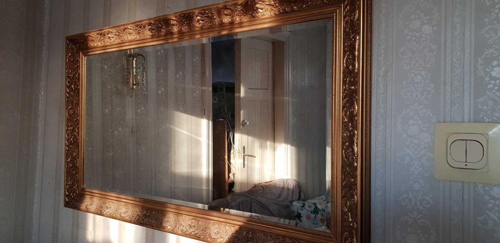 Lustro w złotej grubej ramie