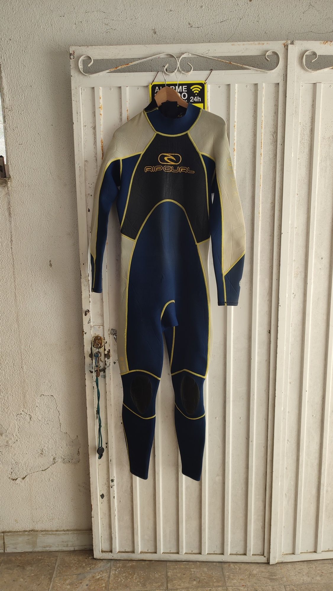 Vendo fato de surf rip curl tamanho XL