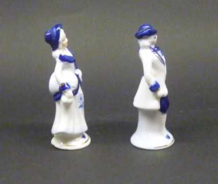 Figurki porcelanowe w strojach dworskich z PRL-u.