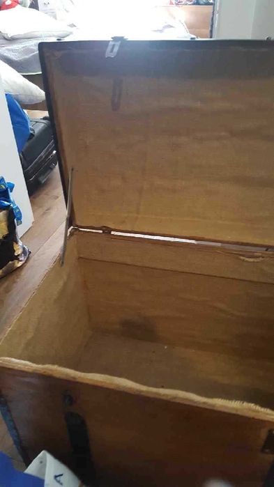 Kufer z półokrągłym wiekiem i okuciami