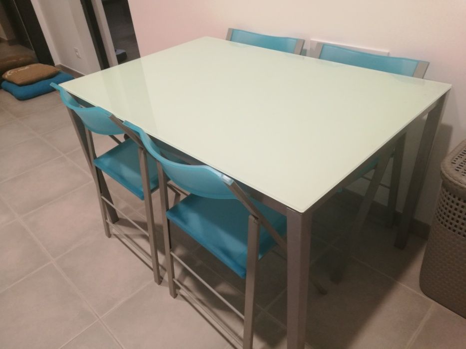 Conjunto de mesa e cadeiras