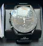 Zegarek Omega Swatch Black Snoopy SO33B700 – Tajemniczy Nocny Wojownik