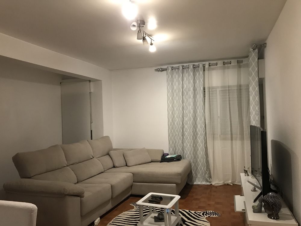 Alugo quarto só a senhora
