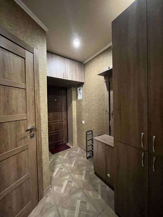 Продам 3 кім. з ремонтом по вул. М.Гончарівська, 1
