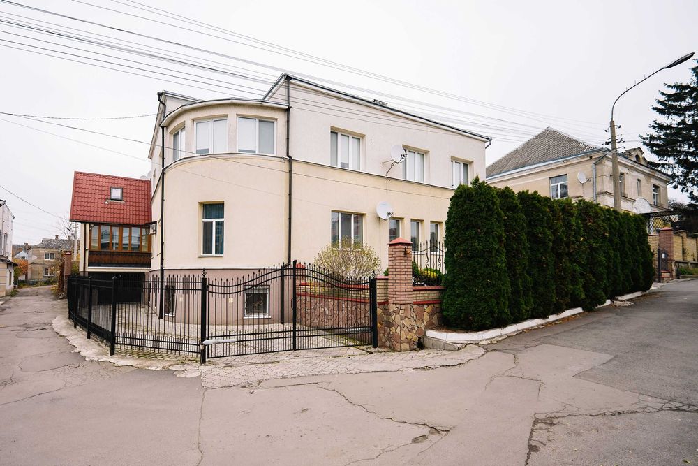 Простора дворівнева квартира в центрі!