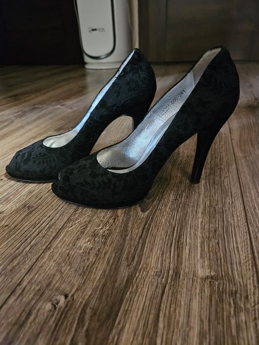 Czarne szpilki ze zdobionym materiałem bez palców Badura r.38