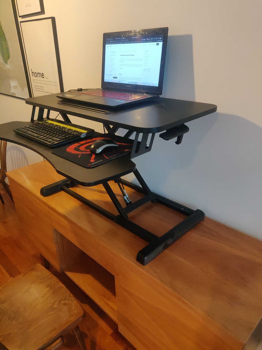 Nadstawka pneumatyczna na biurko do pracy stojącej
