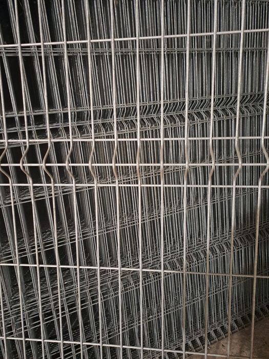 Продам металеву оцинкованусітку для огорожі.