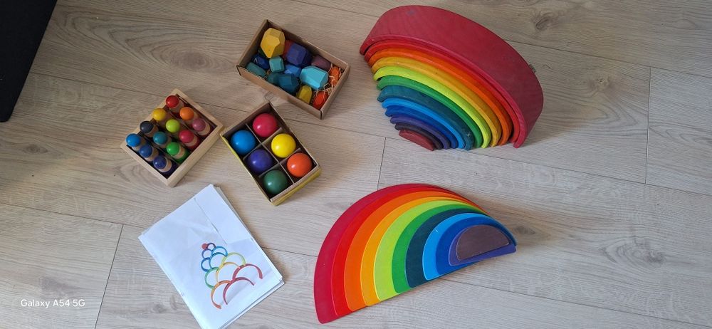 Drewniana tęcza przekładki kule ludziki kamyki jak Grimms