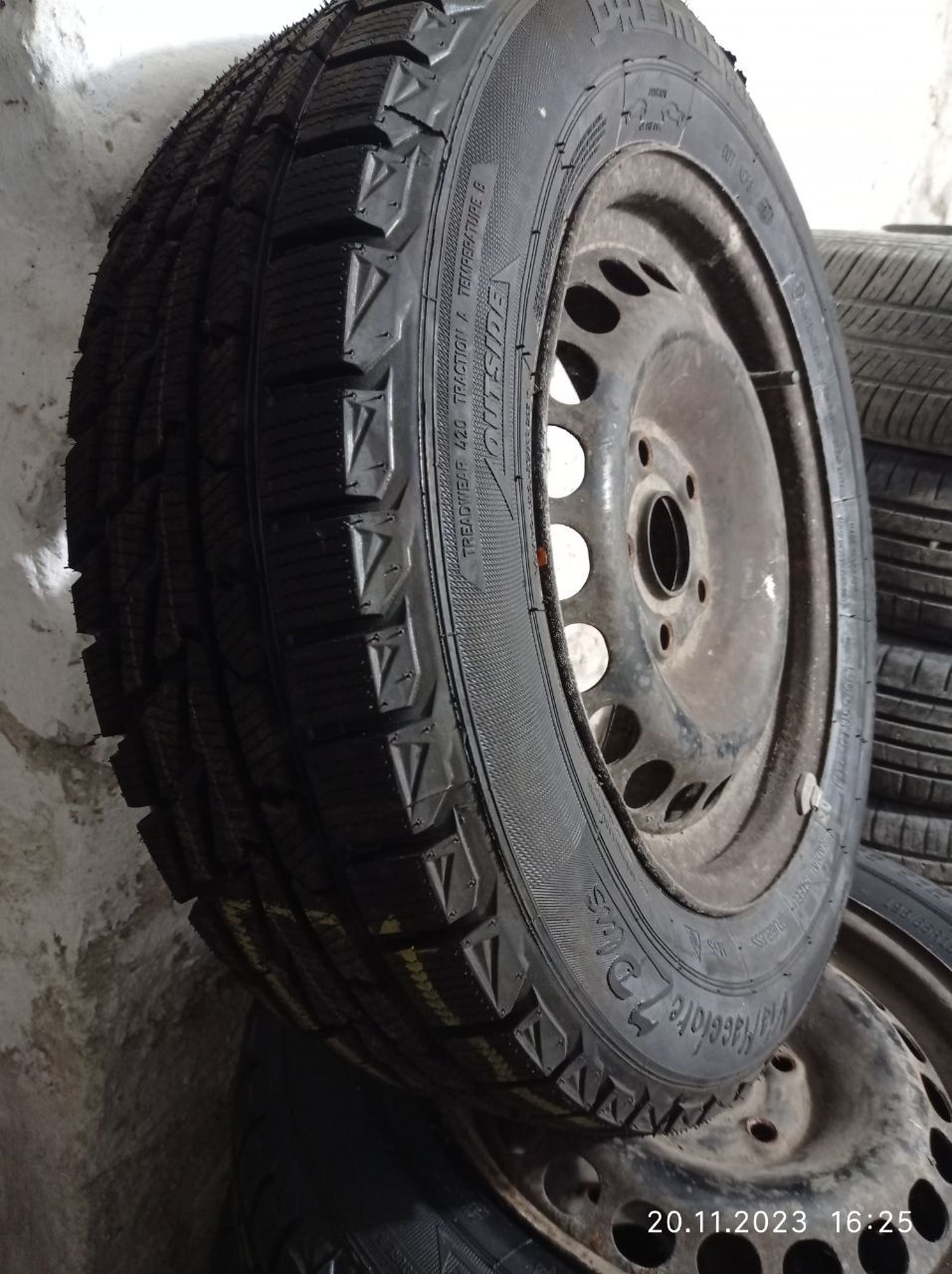 Продам комплект зимової резини з дисками premiorri z plus 195/65 R15.