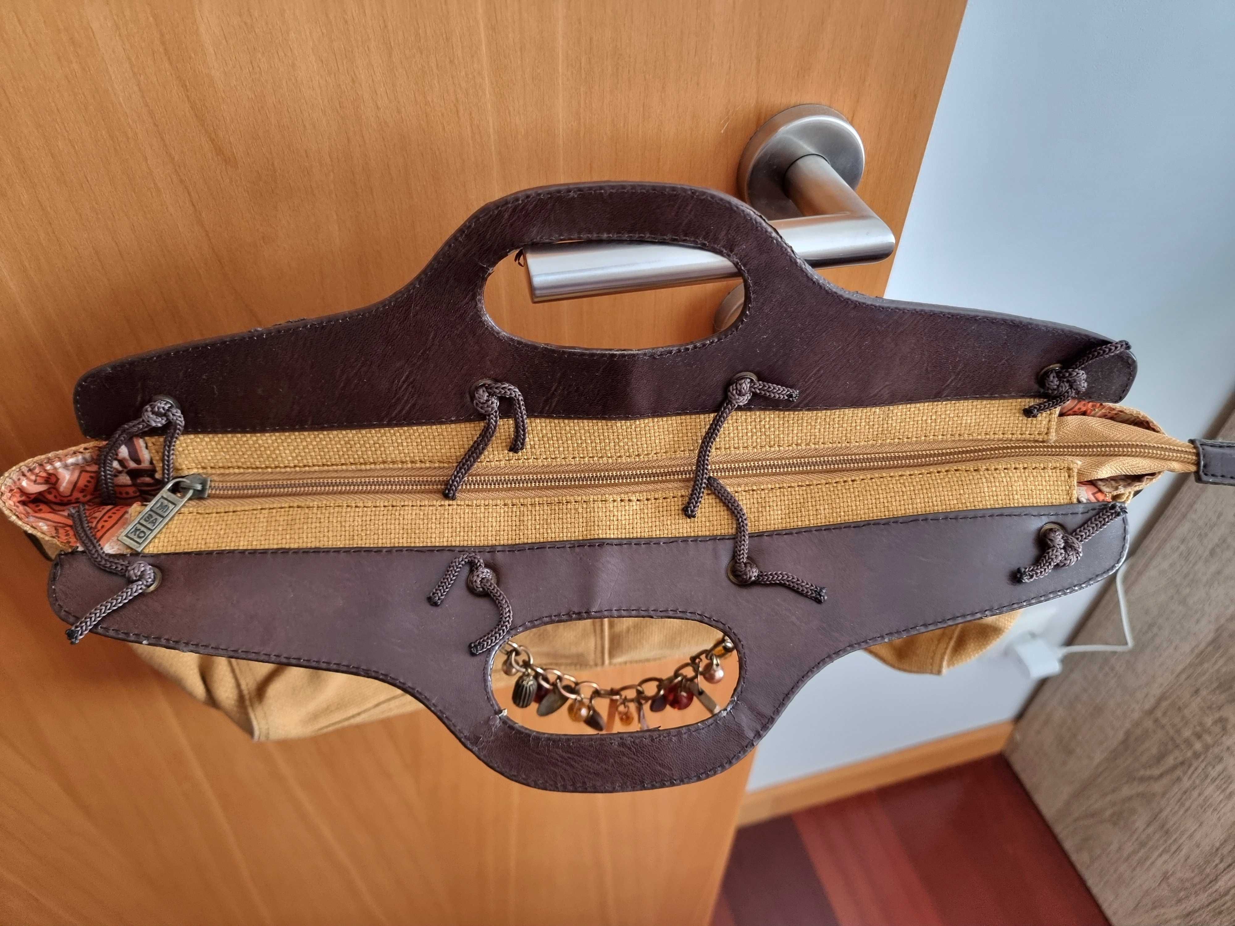 Mala em tons de castanho com adereços Misako