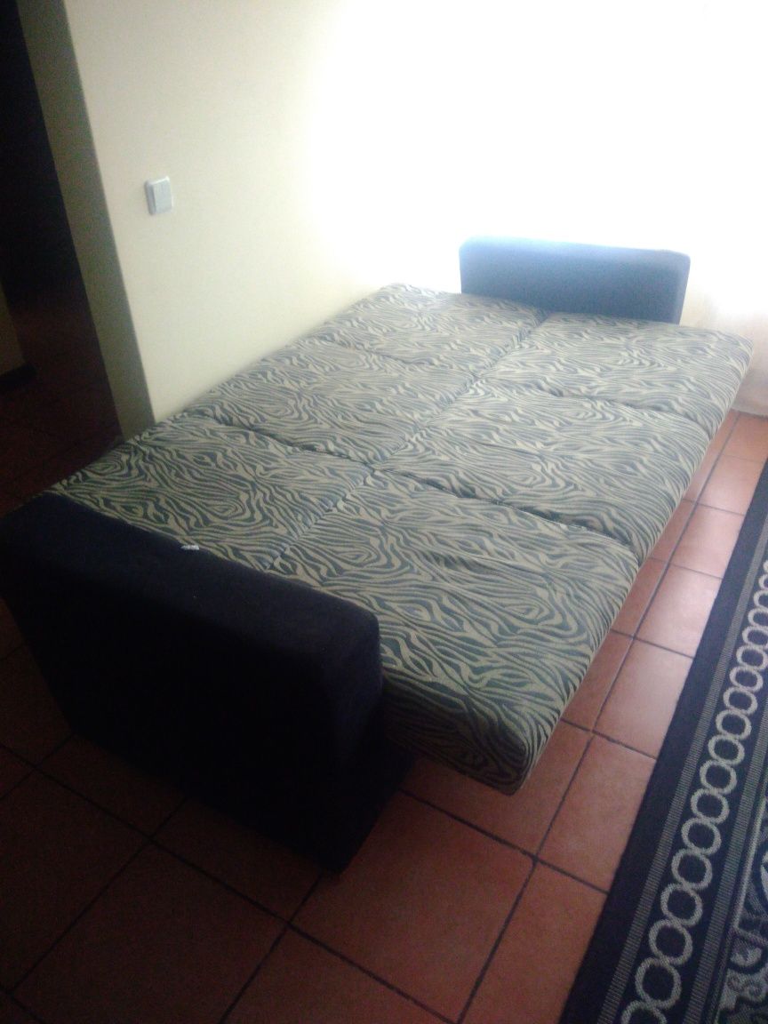 Sofa cama 3 lugares.