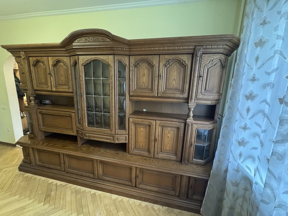Містка шафа - сервант.
