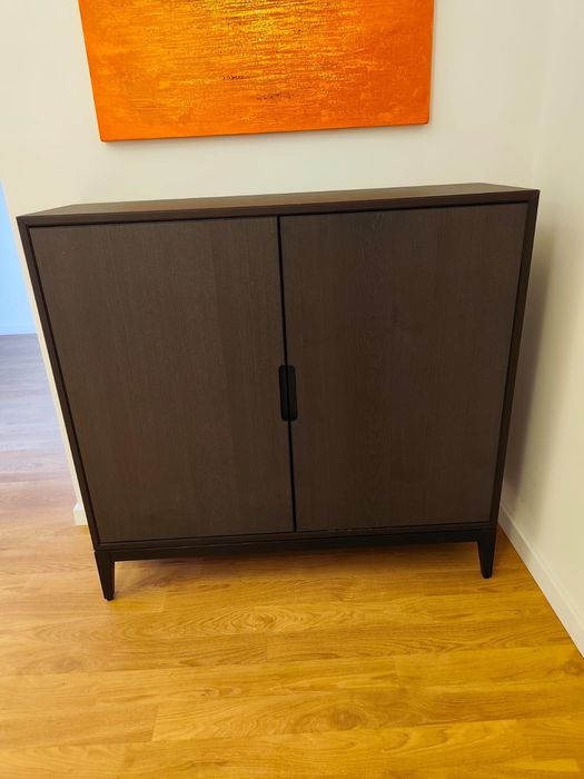 Belo aparador/armário da IKEA em tom castanho-escuro.