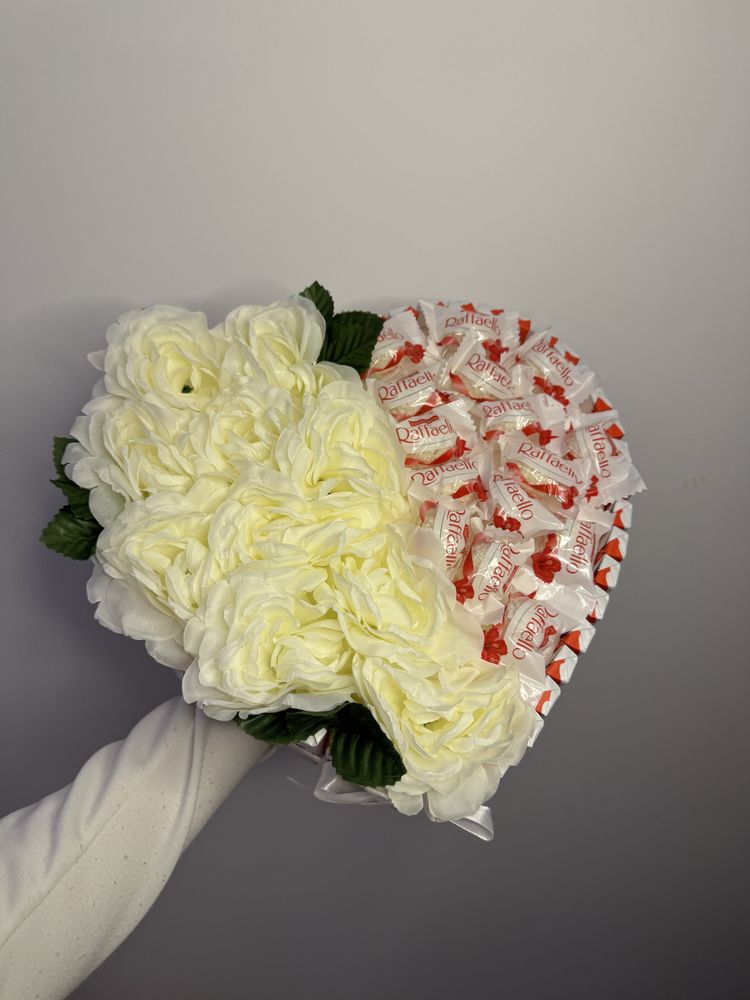 Presente artesanal com Raffaello e flores – em forma de coração